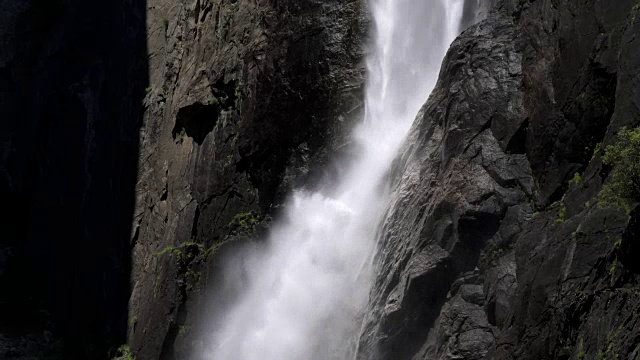 近距离观察约塞米蒂山下瀑布的底部视频素材