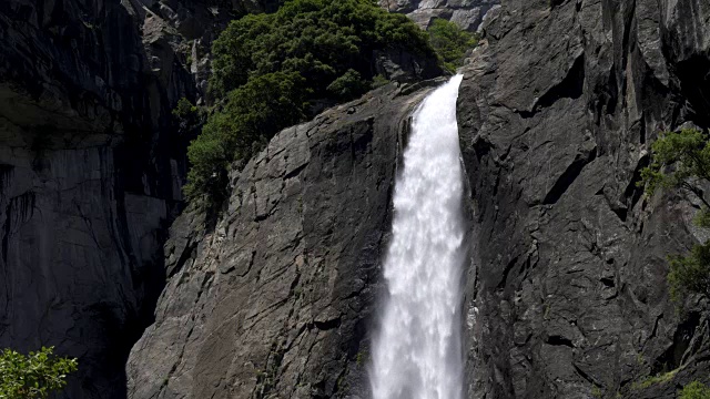 约塞米蒂山下瀑布的顶部视频素材