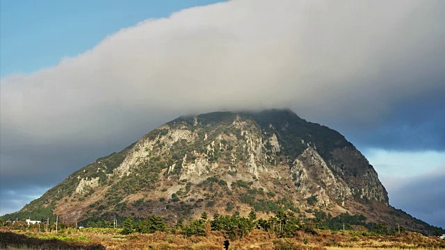 济州岛西浦安德明的三邦山和云图视频素材