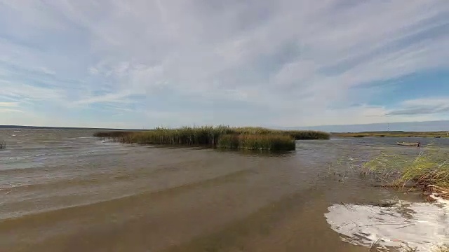 湖面上刮着大风。时间流逝。视频素材