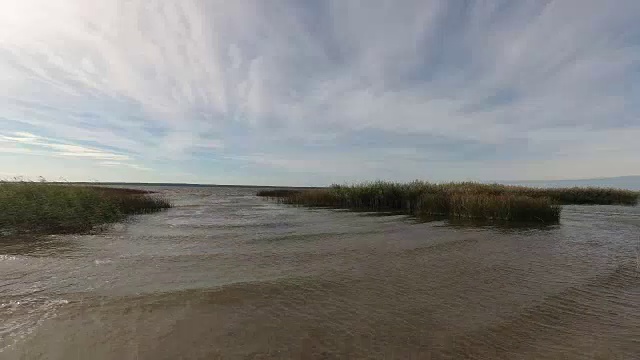 湖面上刮着大风。时间流逝。视频素材