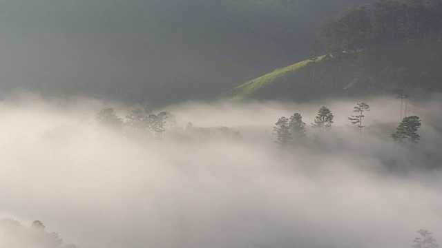 松山在晨雾中视频素材