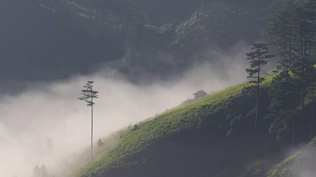 松山在晨雾中视频素材