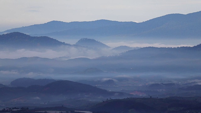 树雾和山在早晨视频素材