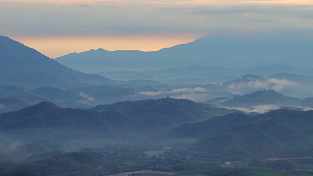 树雾和山在早晨视频素材