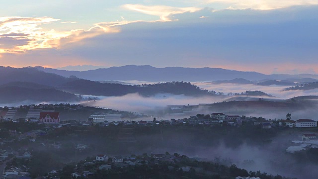 山村在黎明的雾中视频素材