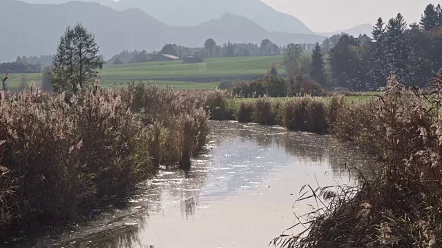 在Allgäu阿尔卑斯山Hopfensee湖的日落视频素材