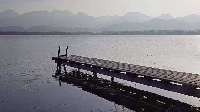 在Allgäu阿尔卑斯山Hopfensee湖的日落视频素材