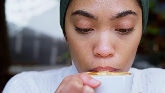 在4k自助餐厅喝咖啡的女人视频素材