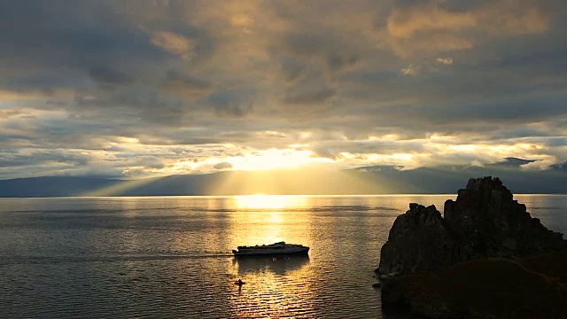 船在日落时漂浮在水面上视频素材