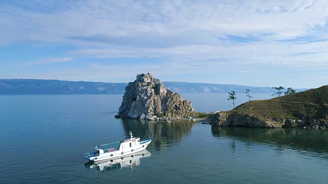 一艘白色的船在大湖平静的海湾里。宁静的鸟瞰图视频素材