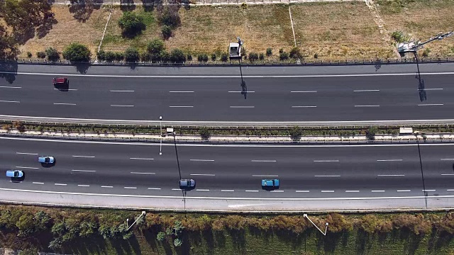 汽车在高速公路和道路上行驶的无人机鸟瞰图。4k视频素材