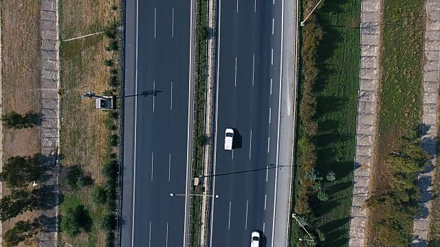 汽车在高速公路和道路上行驶的无人机鸟瞰图。4k视频素材