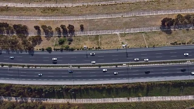 间隔拍摄。高速公路交通驾驶高空鸟瞰图视频素材