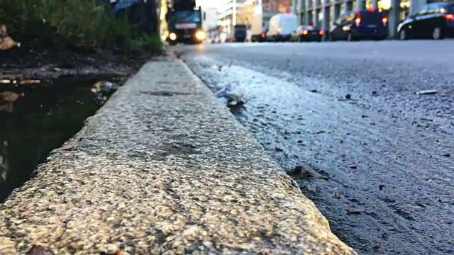 大雨坑，交通和建筑物视频素材