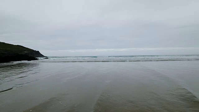 六月初的清晨，菲斯特拉海滩，海浪涌向镜头。视频素材