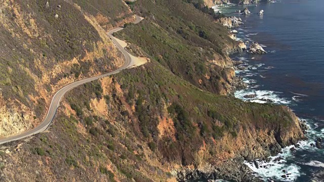 倾斜无人机拍摄的大苏尔显示蜿蜒的太平洋海岸公路视频素材