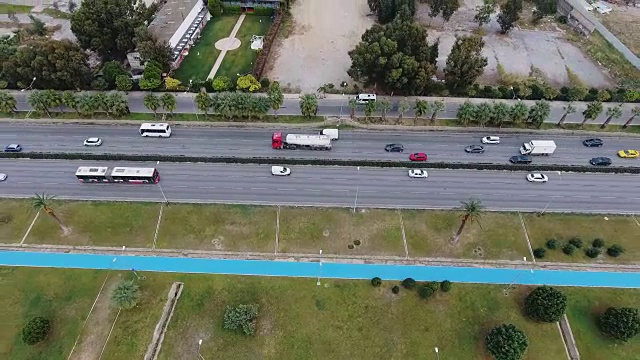 汽车在高速公路和道路上行驶的无人机鸟瞰图。4k视频素材