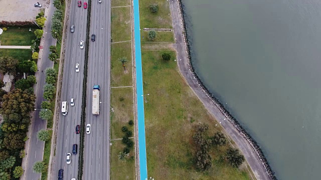 汽车在高速公路和道路上行驶的无人机鸟瞰图。4k视频素材