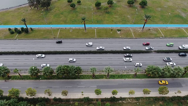 汽车在高速公路和道路上行驶的无人机鸟瞰图。4k视频素材