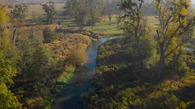 有小河的乡村景观(鸟瞰图)视频素材