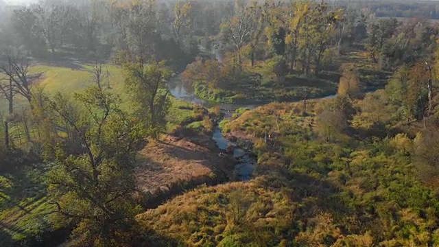 有小河的乡村景观(鸟瞰图)视频素材