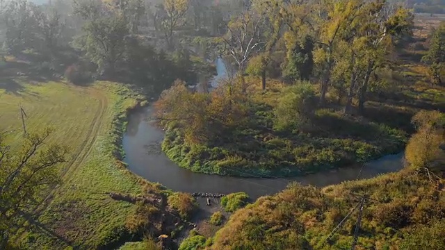 有小河的乡村景观(鸟瞰图)视频素材