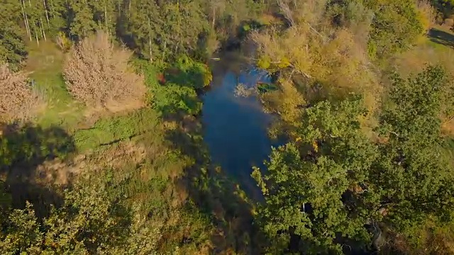 有小河的乡村景观(鸟瞰图)视频素材