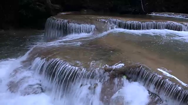 美丽的瀑布是泰国自然公园的旅游目的地视频素材