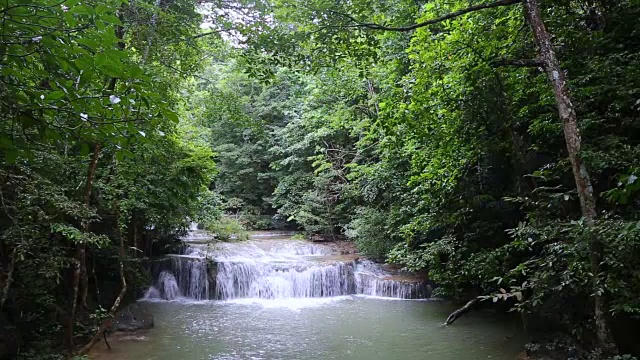 美丽的瀑布是泰国自然公园的旅游目的地视频素材