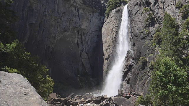 慢镜头广角剪辑下优山美地瀑布在优山美地视频素材