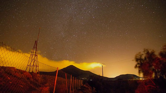 在乡村拍摄到银河和山脉的漫长夜空视频素材