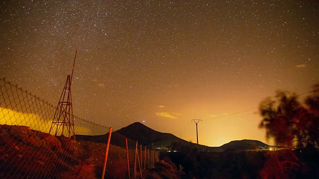 在乡村拍摄到银河和山脉的漫长夜空视频下载