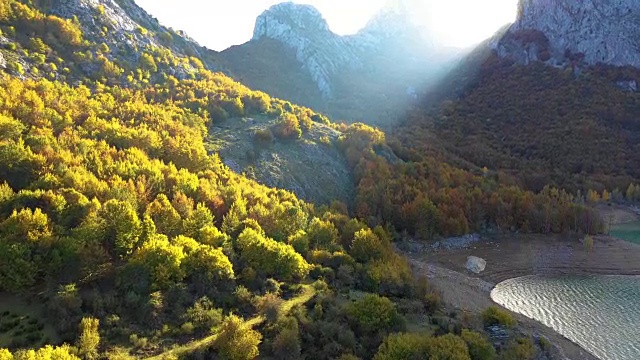 秋季山景鸟瞰图视频素材