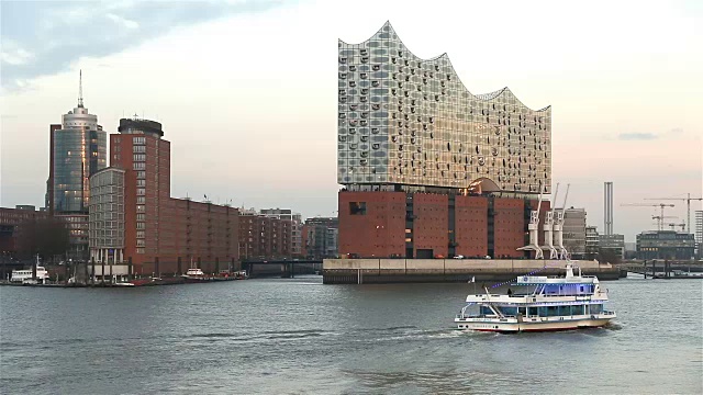 Elbphilharmonie在汉堡，德国日落与易北河和旅游船2016视频下载