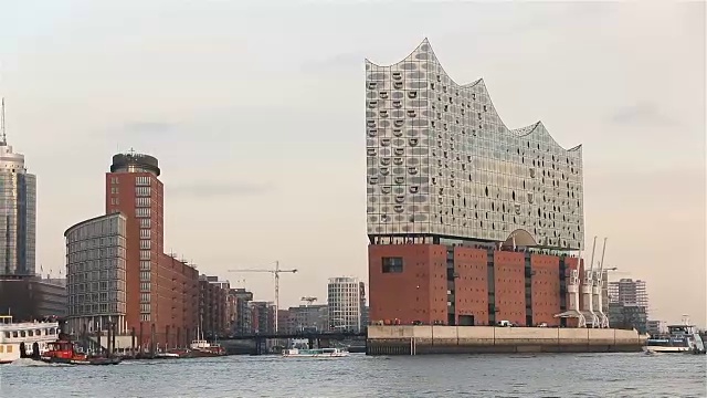 2016年，德国汉堡的Elbphilharmonie在易北河上的一艘船上拍摄视频下载