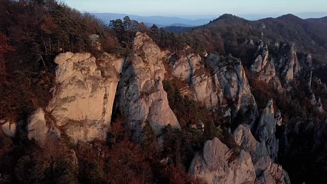 鸟瞰图的苏洛夫岩石形成(苏洛夫斯克skaly)秋季森林日落。日利纳附近,斯洛伐克视频素材