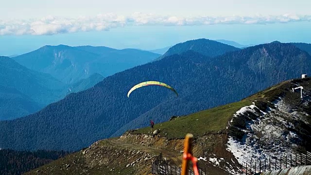 在山中飞行视频下载