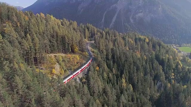 瑞士berinina冰川快车上的Landwasser高架桥隧道视频素材