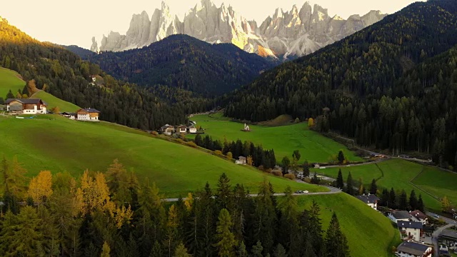 无人机拍摄的美丽的Dolomites山和日落的光和圣约翰在拉努伊教堂。视频素材