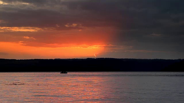 夕阳下的海湾和渔船的剪影视频素材