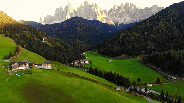 无人机拍摄的美丽的Dolomites山和日落的光和圣约翰在拉努伊教堂。视频素材