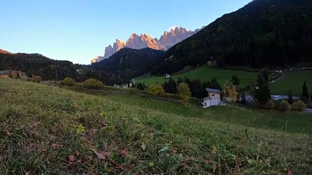 落日余晖下美丽的白云石山脉和拉努伊教堂的圣约翰。视频素材