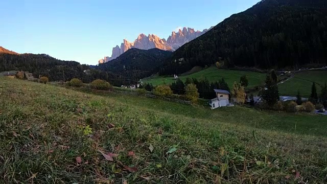 落日余晖下美丽的白云石山脉和拉努伊教堂的圣约翰。视频素材