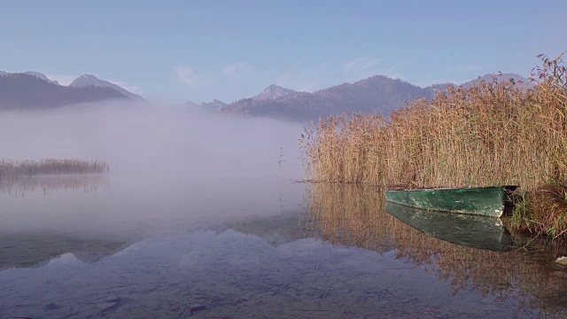 在Allgäu阿尔卑斯山Hopfensee湖的雾视频下载