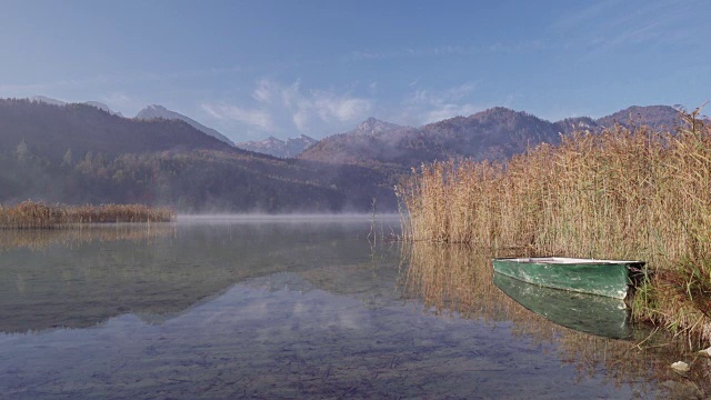 在Allgäu阿尔卑斯山Hopfensee湖的雾视频素材