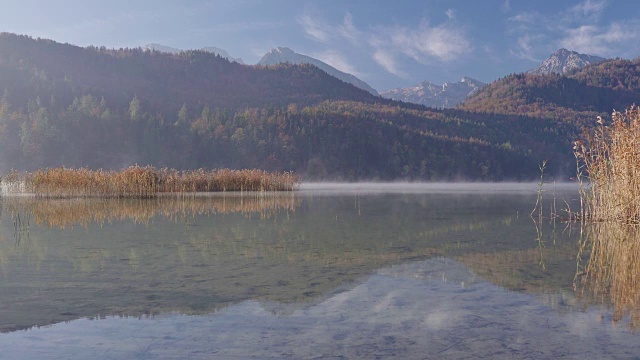 在Allgäu阿尔卑斯山Hopfensee湖的雾视频下载