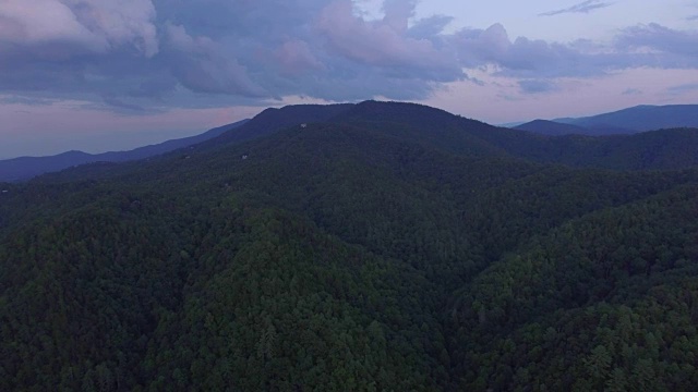 无人机-黄昏掠过点缀着房屋的山视频下载