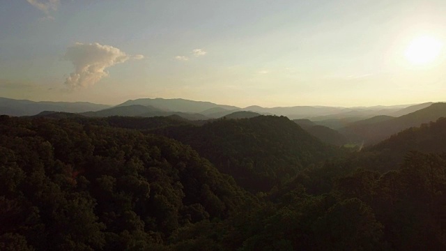 无人机-在黄昏飞过高山树木视频素材