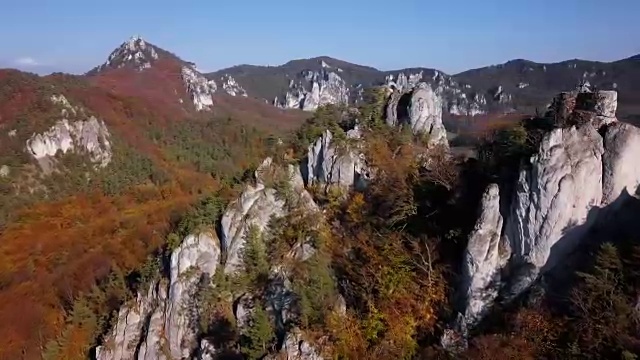 鸟瞰图的苏洛夫岩石形成(苏洛夫斯基skaly)秋季森林。日利纳附近,斯洛伐克视频素材